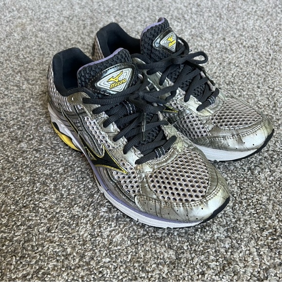 Mizuno WOMEN'S WAVE RIDER 15 Running Shoes, White/Silver/Yellow/Black Size 8 - Picture 1 of 7
